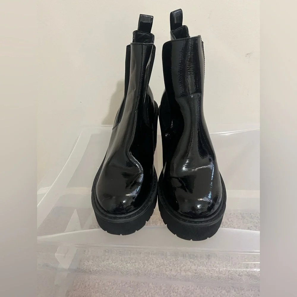 NWOT Dirty Laundry Yikes Waterproof Platform Chelsea Lug Boot Size 6 - Picture 4 of 10